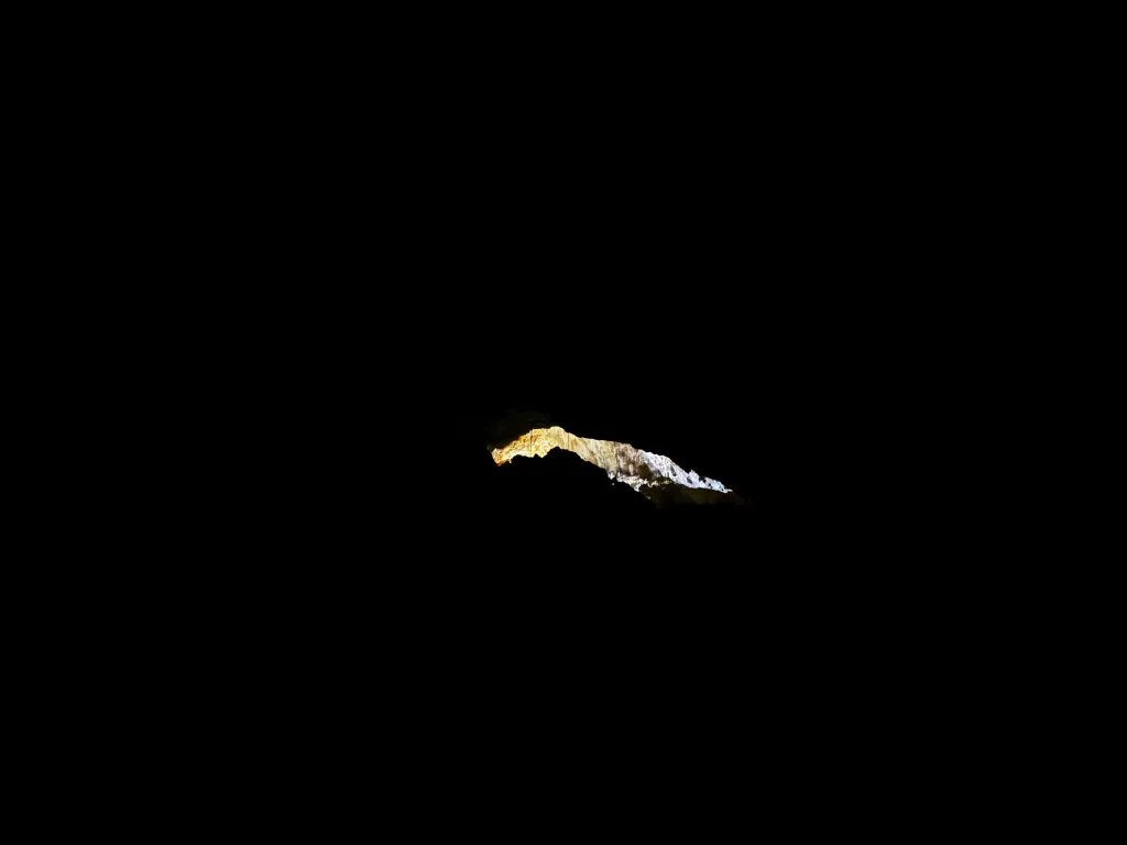 Tente suspendue dans le noir absolu de la Grotte Forestière en Ardèche