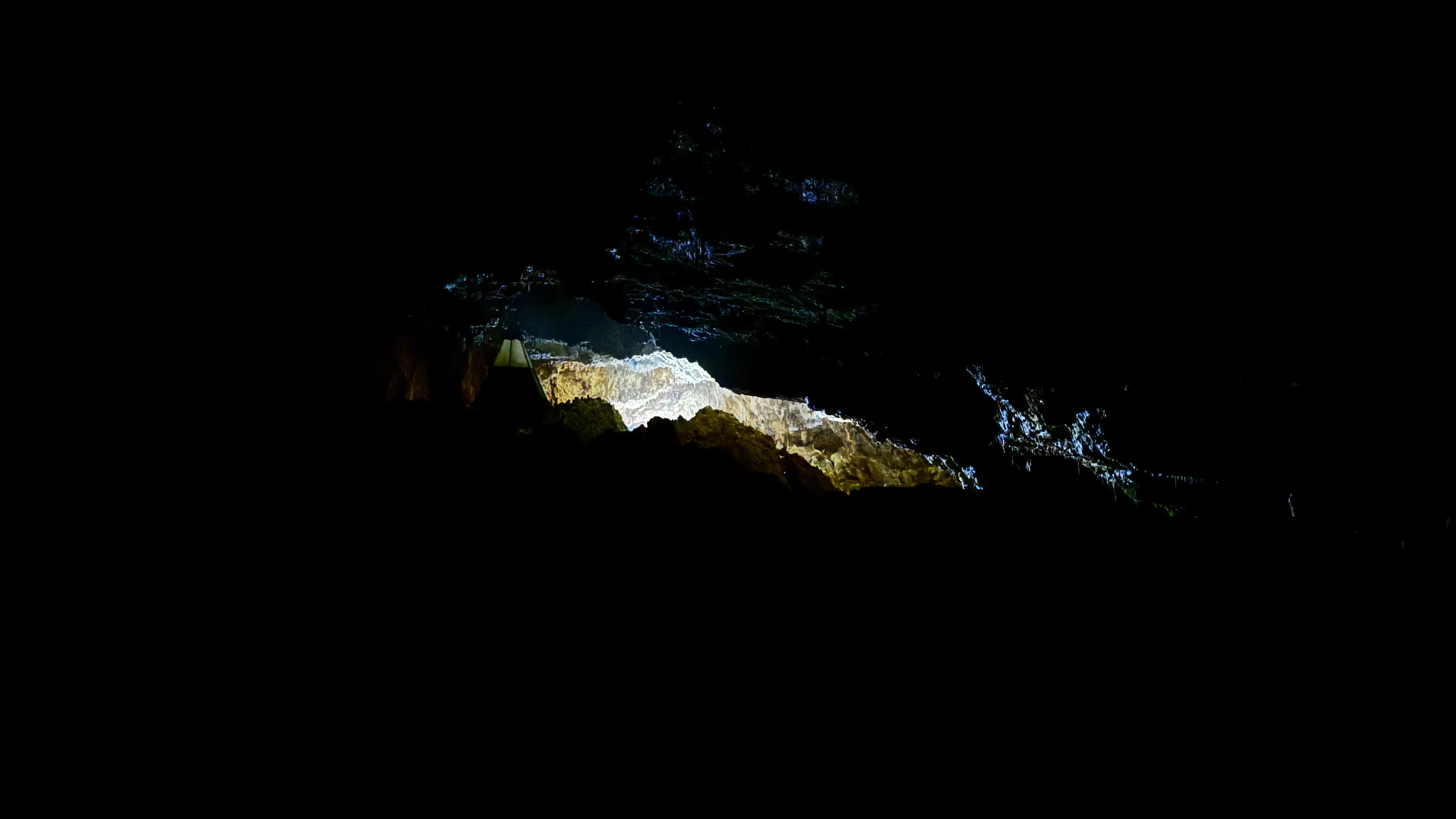 Tente de spéléologue dans une grotte en Ardèche — nuit dans le noir absolu