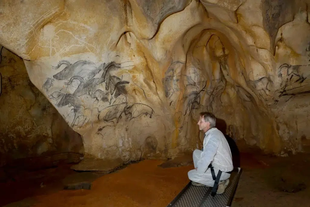 Nicolas Venture dans la vraie Grotte Chauvet en Ardèche