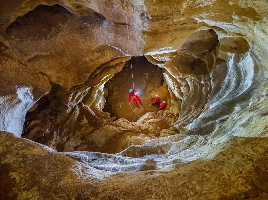 Le puits de la grotte Saint-Marcel en Ardèche