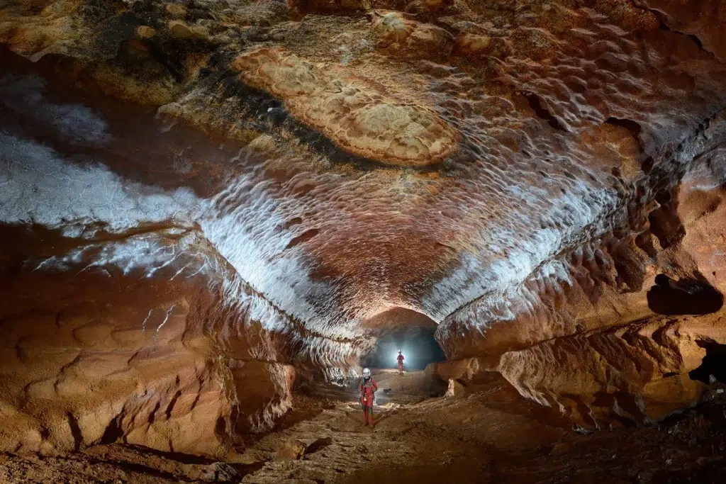 Spéléologues explorant la grotte Saint-Marcel en Ardèche