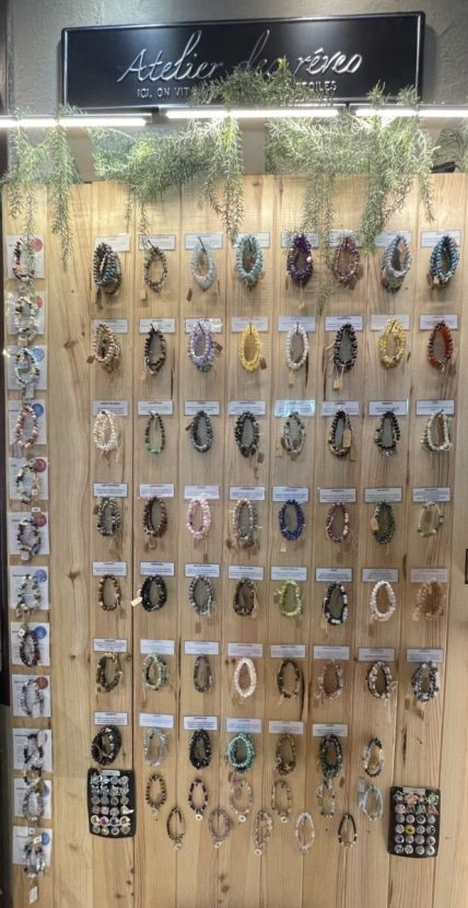 Atelier bracelet de pierres naturelles à la Grotte Forestière en Ardèche